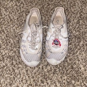 Cheer shoes